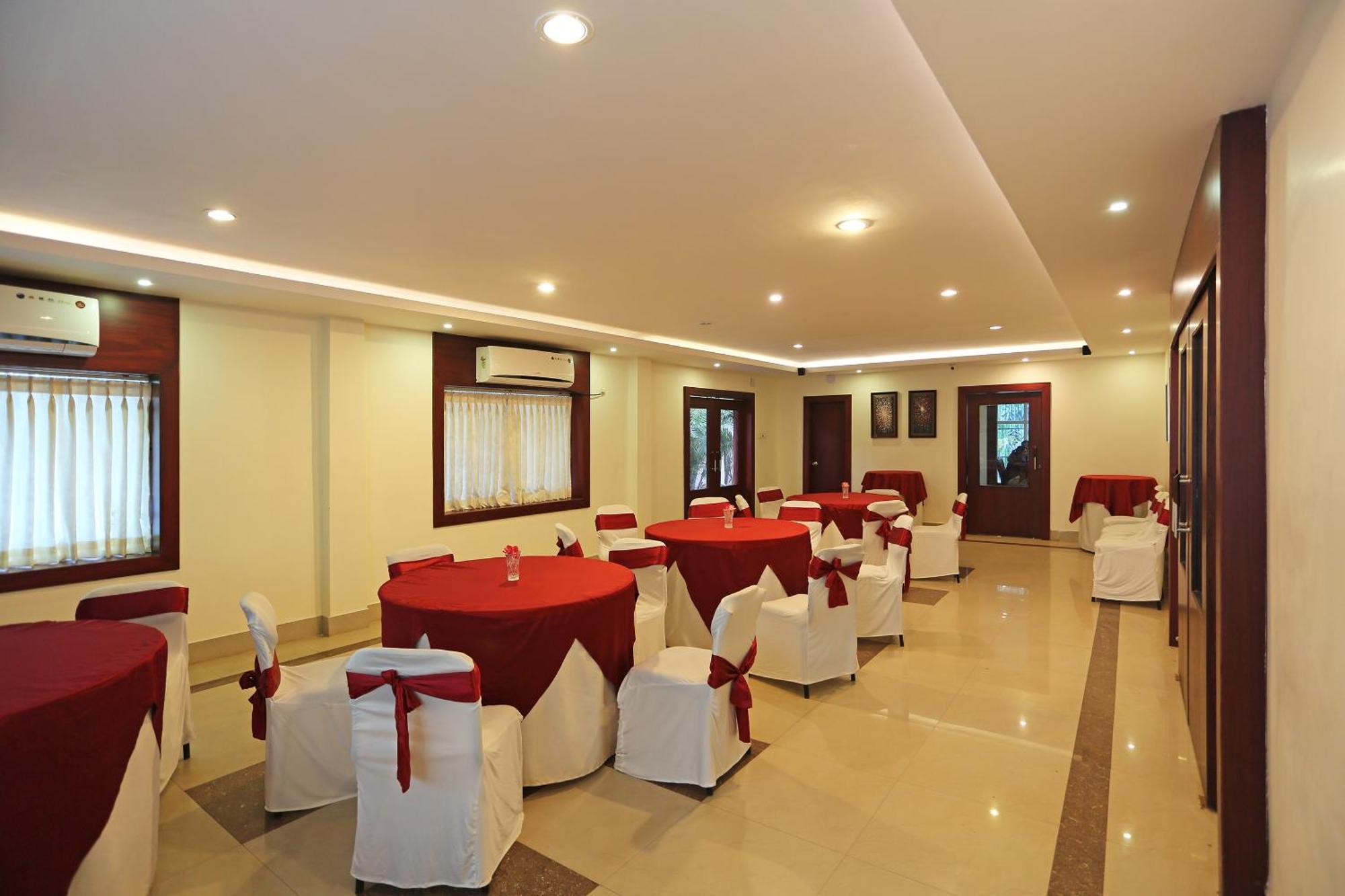 Oyo Stellar Resort บูบันเนสชวาร์ ภายนอก รูปภาพ