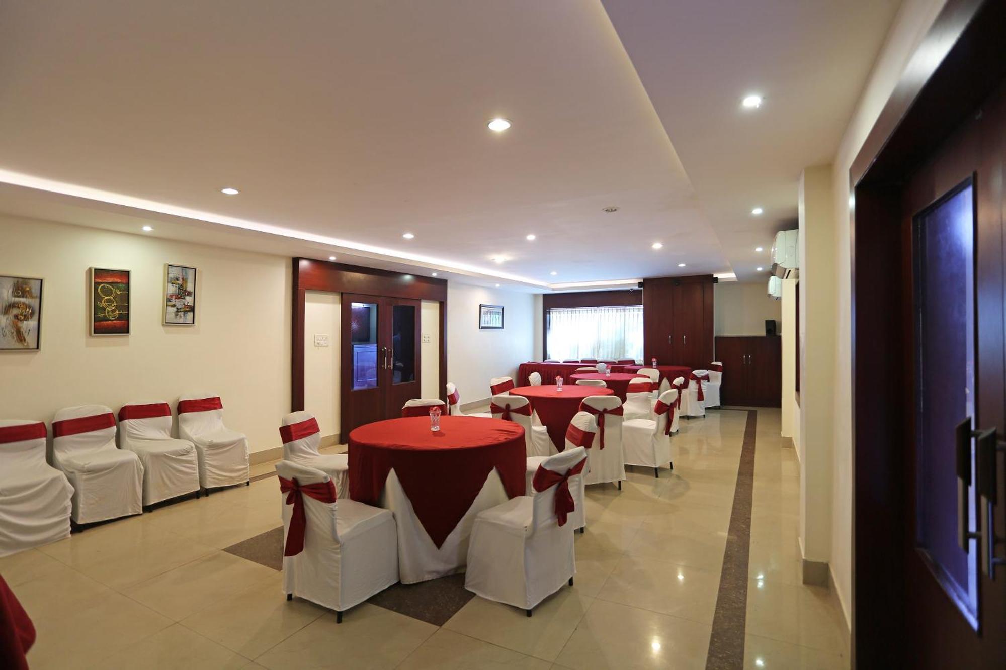 Oyo Stellar Resort บูบันเนสชวาร์ ภายนอก รูปภาพ