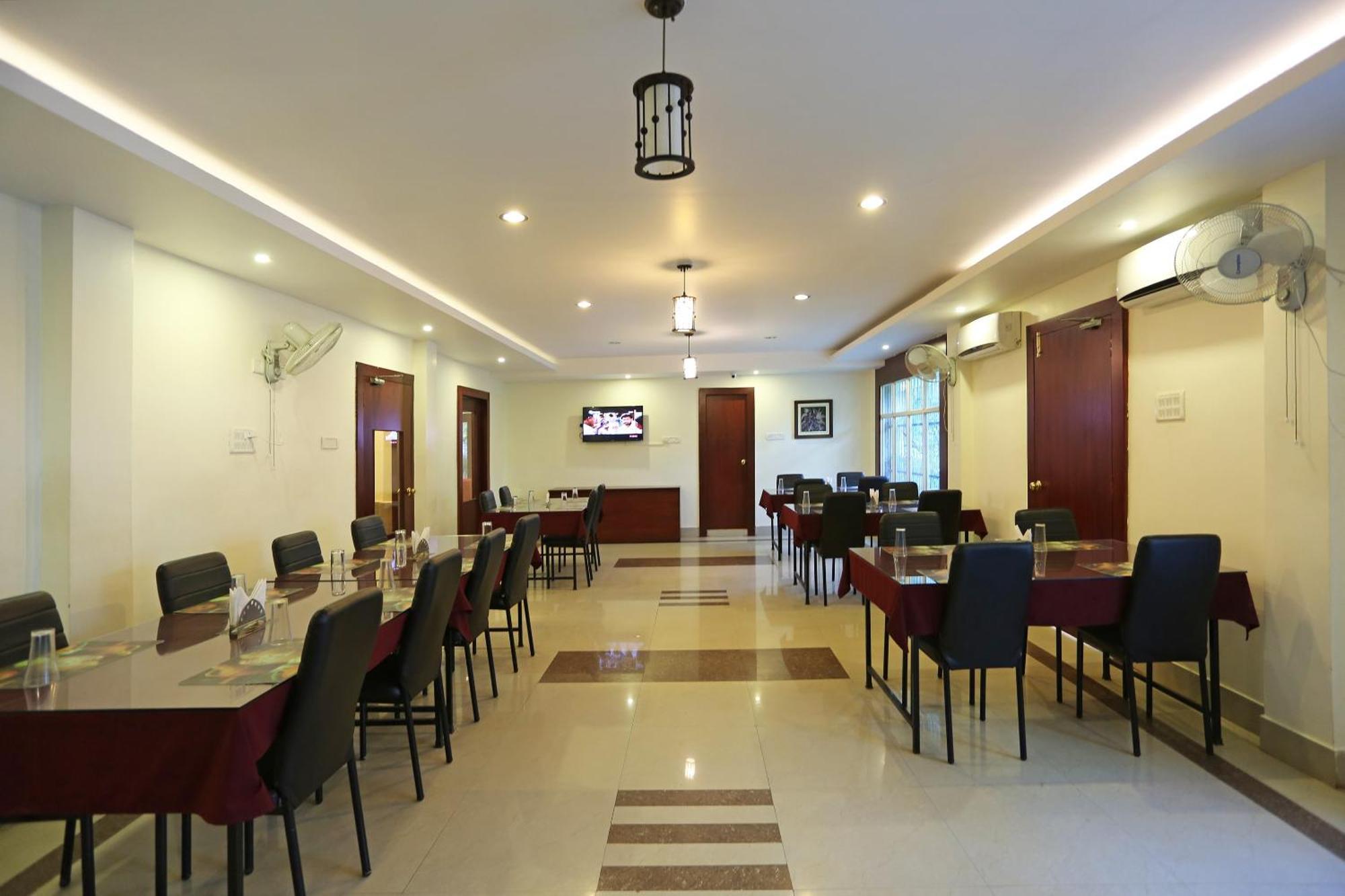 Oyo Stellar Resort บูบันเนสชวาร์ ภายนอก รูปภาพ